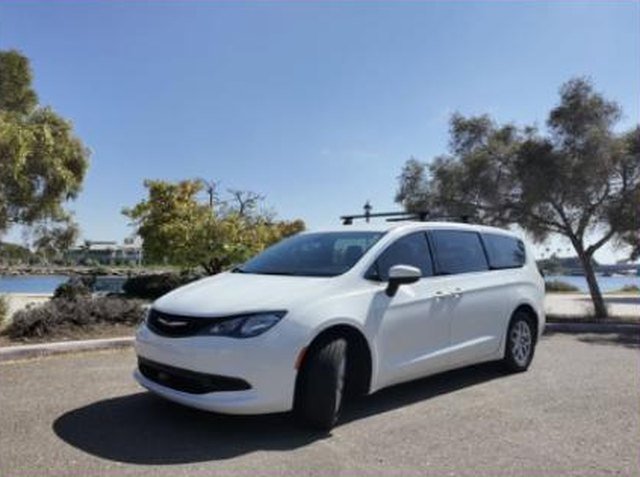 White Chrysler Voyager