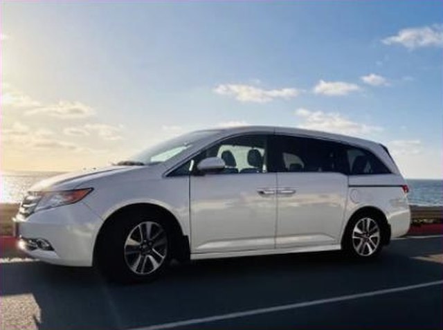 White Honda Odyssey