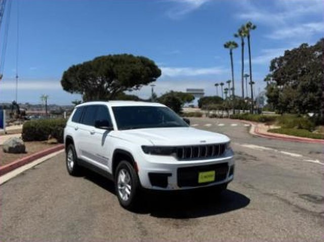 White Jeep Grand Cherokee L